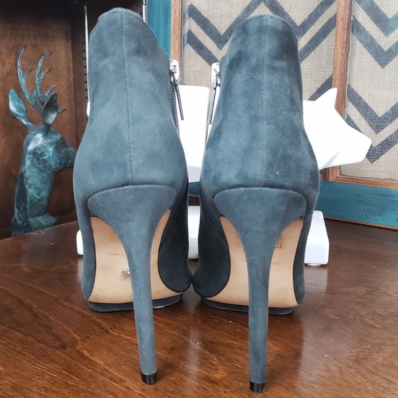 Victoria's Secret pointy leather heeled booties - Picture 3 of 8